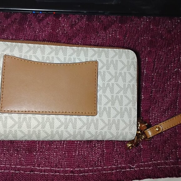 MICHEAL KORS (BRAND NEW) Wallet w/ wristlet - Picture 3 of 6